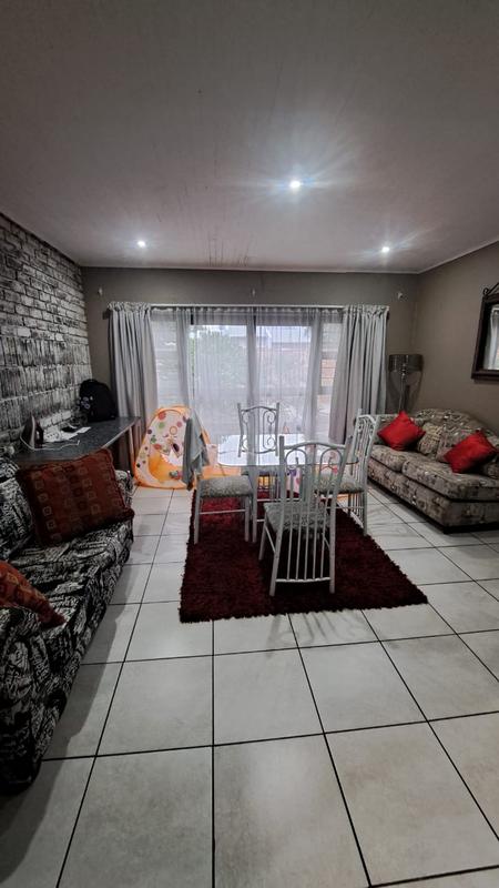 To Let 4 Bedroom Property for Rent in Petersfield Gauteng
