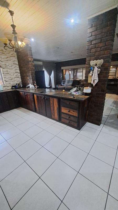 To Let 4 Bedroom Property for Rent in Petersfield Gauteng