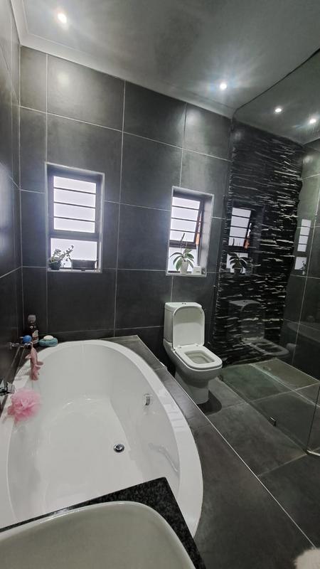 To Let 4 Bedroom Property for Rent in Petersfield Gauteng