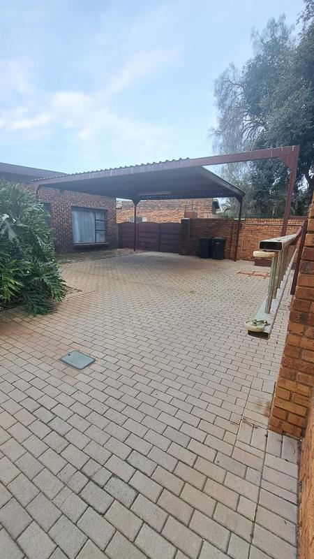 To Let 4 Bedroom Property for Rent in Petersfield Gauteng