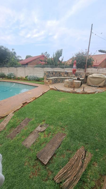 To Let 4 Bedroom Property for Rent in Petersfield Gauteng