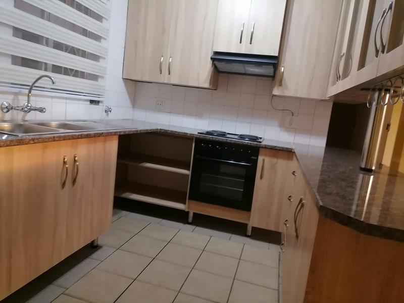 To Let 2 Bedroom Property for Rent in Helderkruin Gauteng