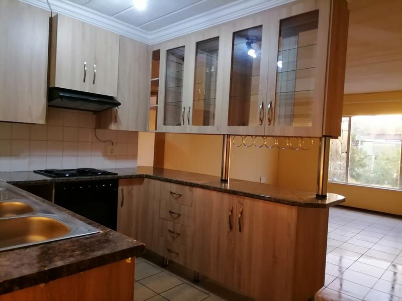To Let 2 Bedroom Property for Rent in Helderkruin Gauteng