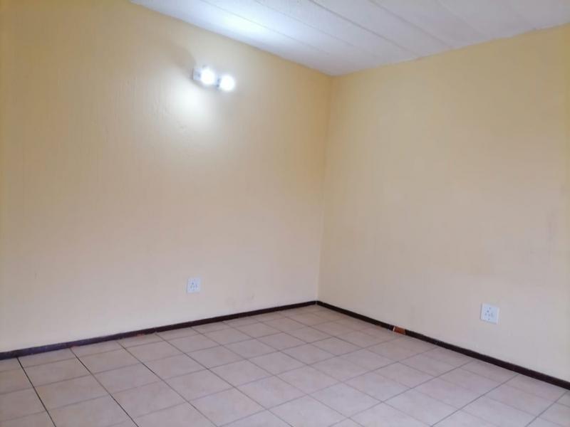 To Let 2 Bedroom Property for Rent in Helderkruin Gauteng