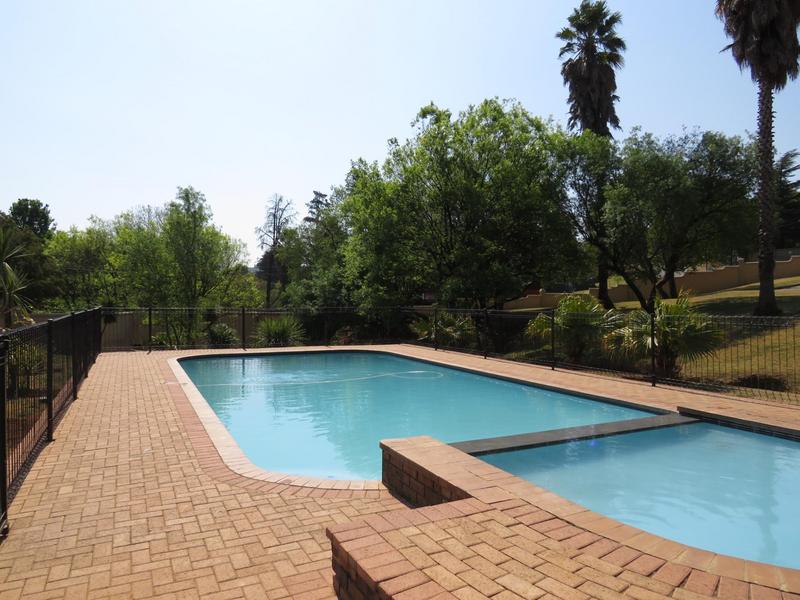 To Let 2 Bedroom Property for Rent in Helderkruin Gauteng