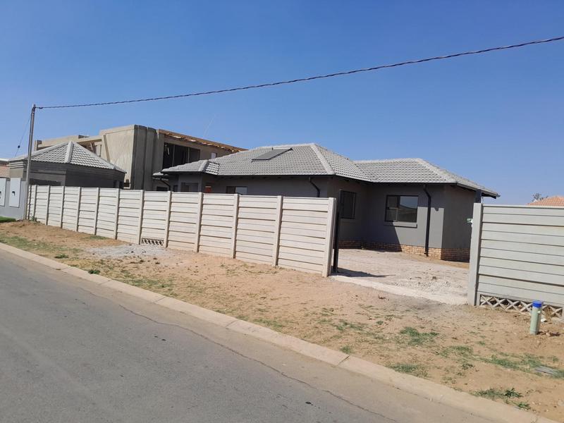 3 Bedroom Property for Sale in Azaadville Gauteng