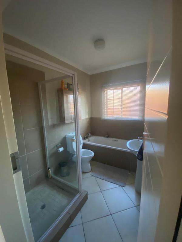 To Let 2 Bedroom Property for Rent in Monavoni Gauteng