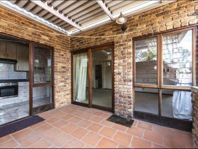 2 Bedroom Property for Sale in Atholl Gauteng