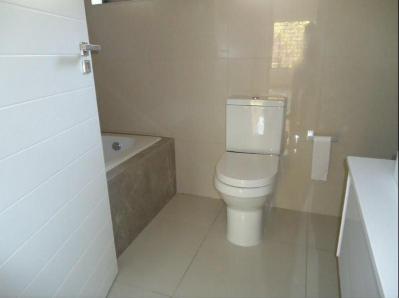 2 Bedroom Property for Sale in Atholl Gardens Gauteng