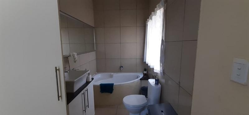 2 Bedroom Property for Sale in Rooihuiskraal North Gauteng