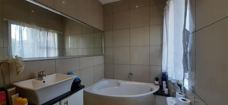 2 Bedroom Property for Sale in Rooihuiskraal North Gauteng