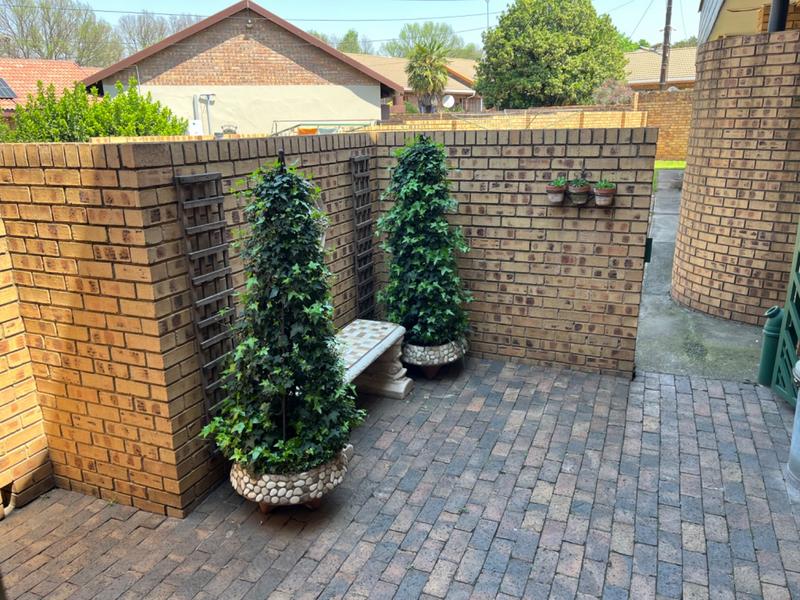 4 Bedroom Property for Sale in Lisdogan Park Gauteng