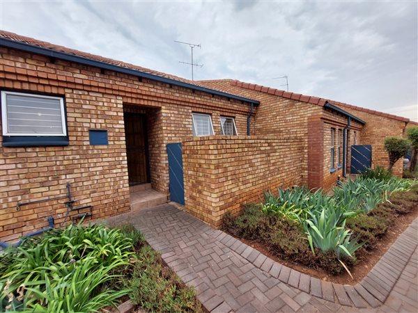 To Let 2 Bedroom Property for Rent in Die Hoewes Gauteng
