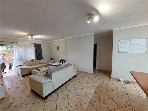 To Let 2 Bedroom Property for Rent in Die Hoewes Gauteng