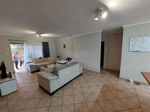 To Let 2 Bedroom Property for Rent in Die Hoewes Gauteng