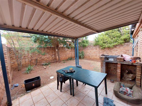 To Let 2 Bedroom Property for Rent in Die Hoewes Gauteng