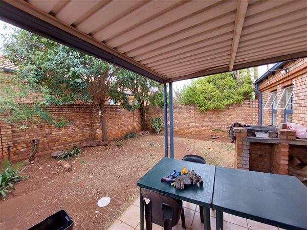 To Let 2 Bedroom Property for Rent in Die Hoewes Gauteng