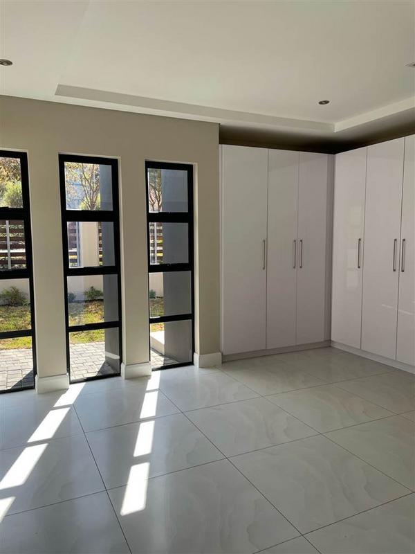 5 Bedroom Property for Sale in Waterfall Country Estate Gauteng