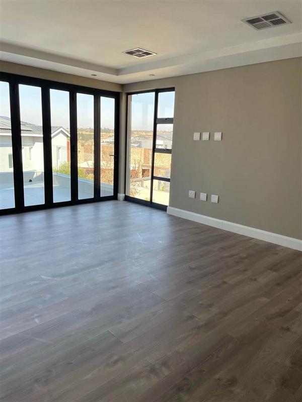 5 Bedroom Property for Sale in Waterfall Country Estate Gauteng