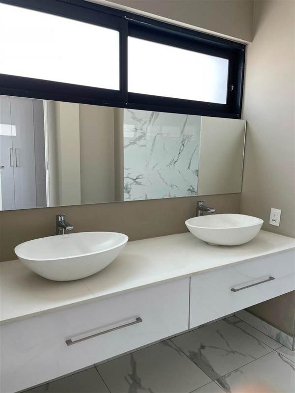 5 Bedroom Property for Sale in Waterfall Country Estate Gauteng