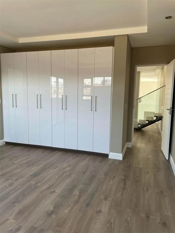 5 Bedroom Property for Sale in Waterfall Country Estate Gauteng