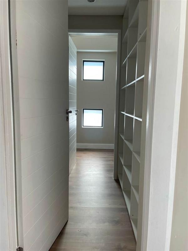 5 Bedroom Property for Sale in Waterfall Country Estate Gauteng