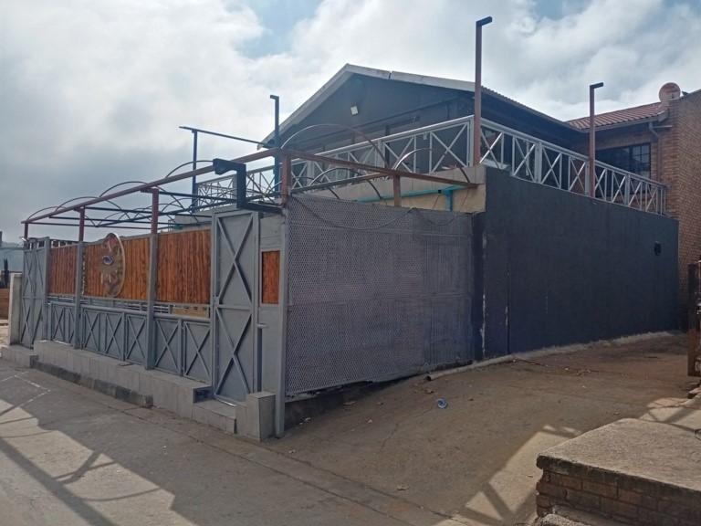 5 Bedroom Property for Sale in Diepkloof Zone 4 Gauteng