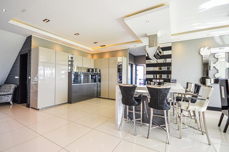 6 Bedroom Property for Sale in Copperleaf Estate Gauteng