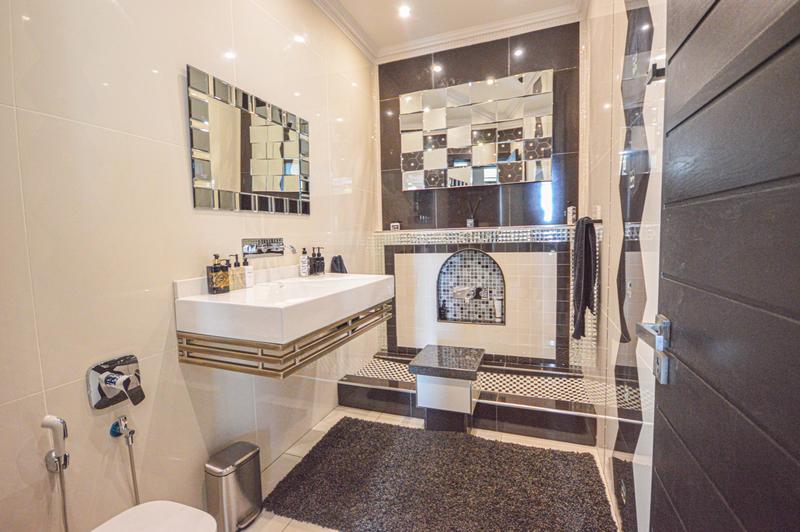 6 Bedroom Property for Sale in Copperleaf Estate Gauteng