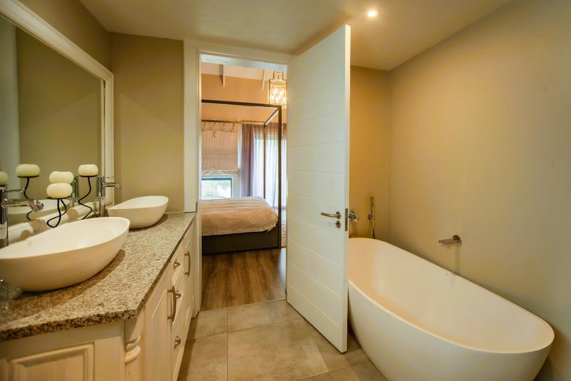 5 Bedroom Property for Sale in Copperleaf Estate Gauteng