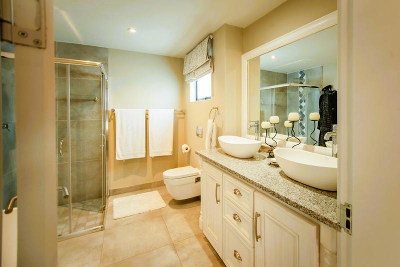 5 Bedroom Property for Sale in Copperleaf Estate Gauteng