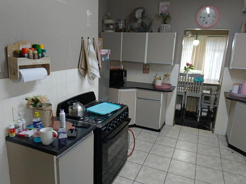 To Let 3 Bedroom Property for Rent in Helikonpark Gauteng