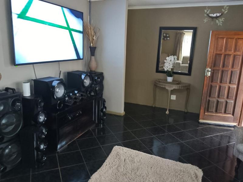 To Let 3 Bedroom Property for Rent in Helikonpark Gauteng
