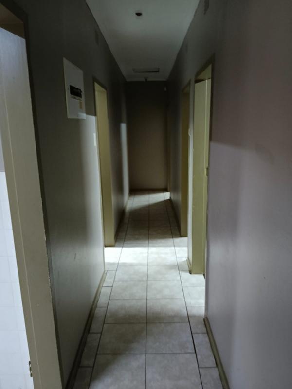To Let 3 Bedroom Property for Rent in Helikonpark Gauteng