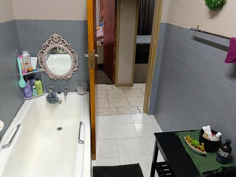 To Let 3 Bedroom Property for Rent in Helikonpark Gauteng