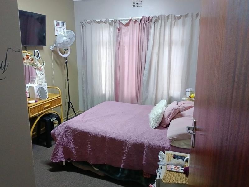 To Let 3 Bedroom Property for Rent in Helikonpark Gauteng