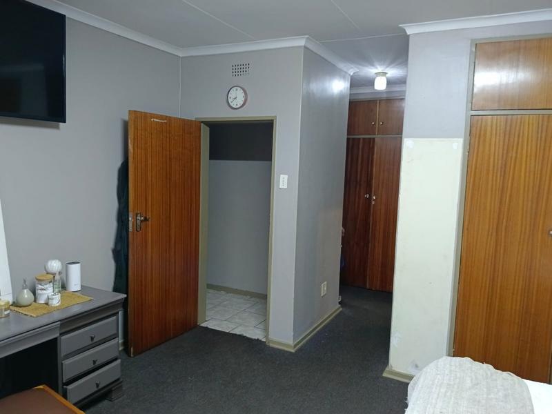 To Let 3 Bedroom Property for Rent in Helikonpark Gauteng
