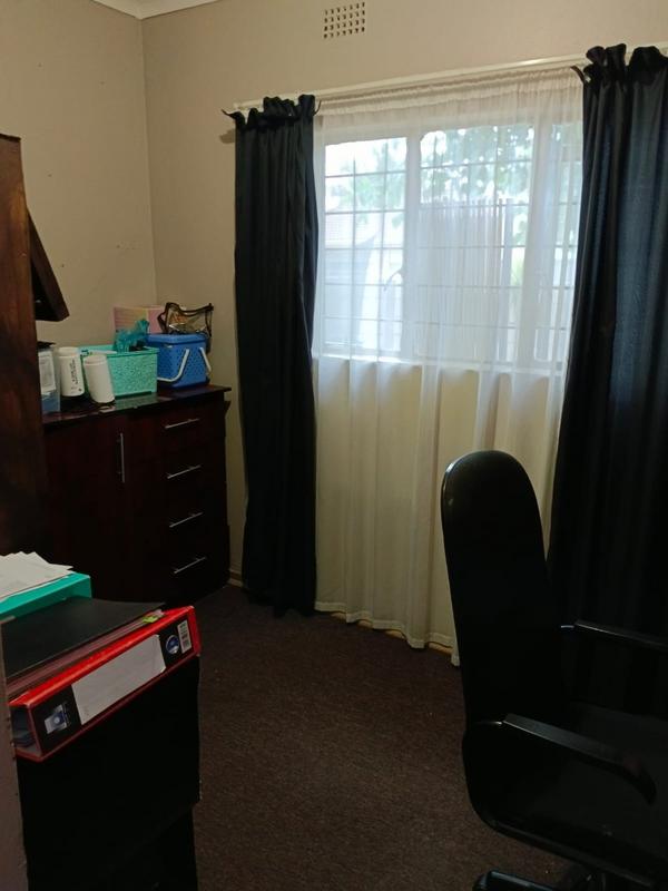 To Let 3 Bedroom Property for Rent in Helikonpark Gauteng