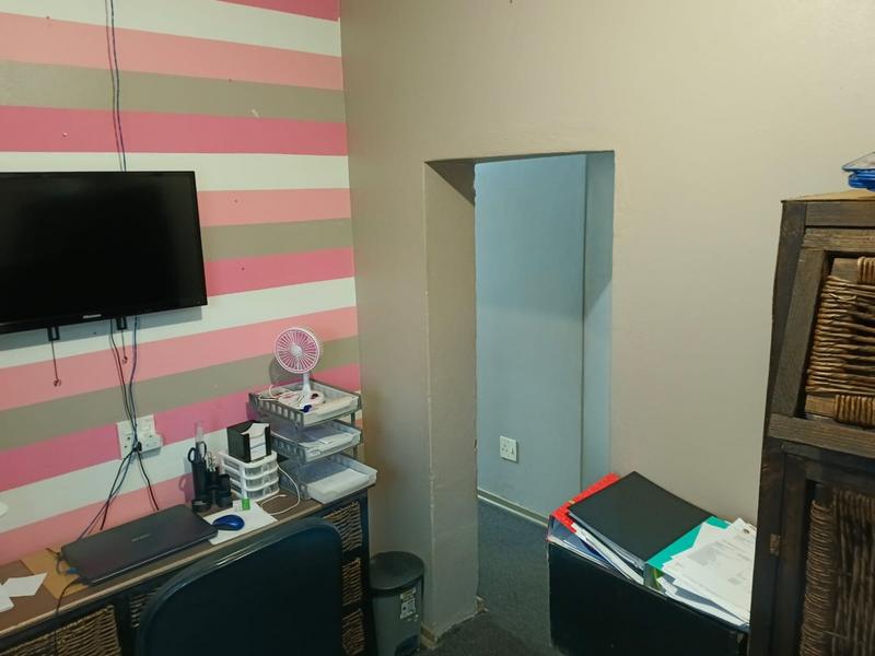 To Let 3 Bedroom Property for Rent in Helikonpark Gauteng