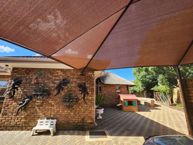 4 Bedroom Property for Sale in Helikonpark Gauteng