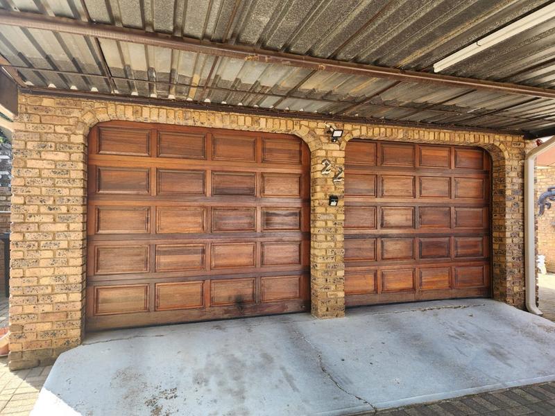 4 Bedroom Property for Sale in Helikonpark Gauteng