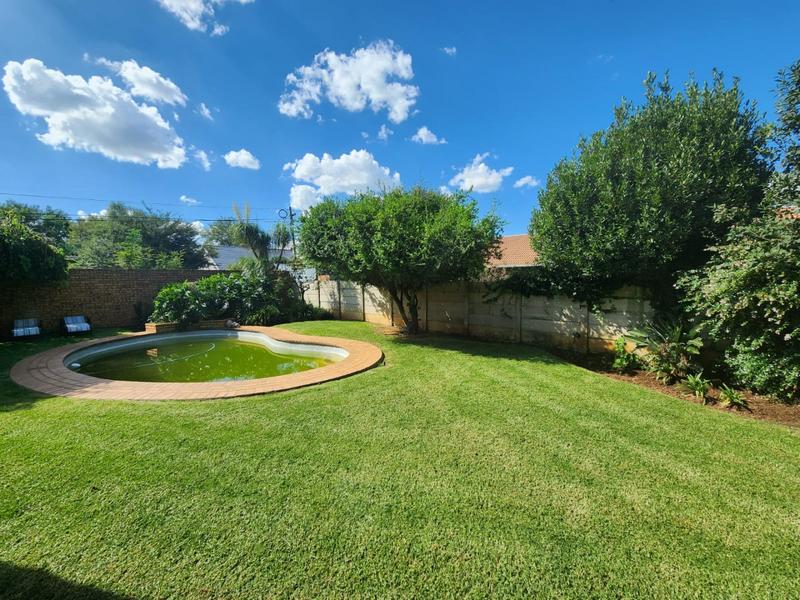 4 Bedroom Property for Sale in Helikonpark Gauteng