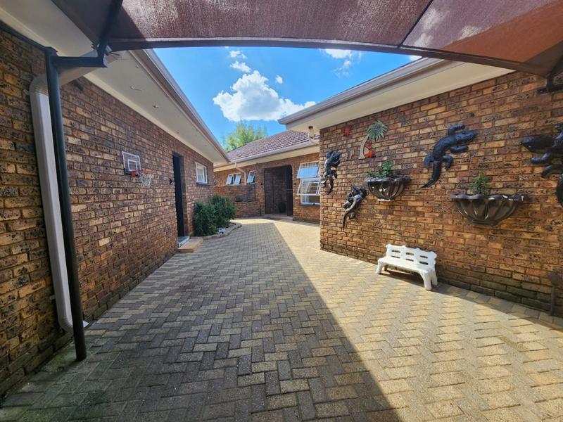 4 Bedroom Property for Sale in Helikonpark Gauteng