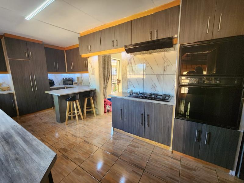 4 Bedroom Property for Sale in Helikonpark Gauteng