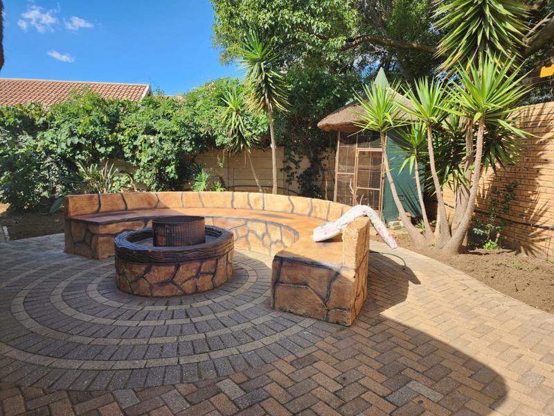 4 Bedroom Property for Sale in Helikonpark Gauteng