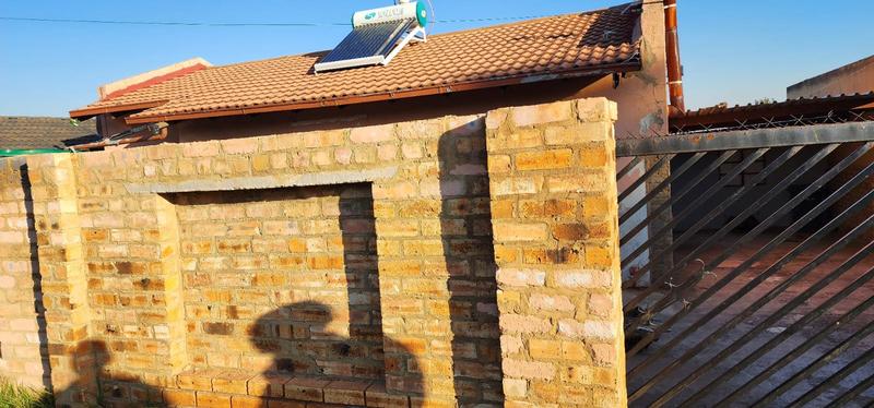 2 Bedroom Property for Sale in Toekomsrus Gauteng