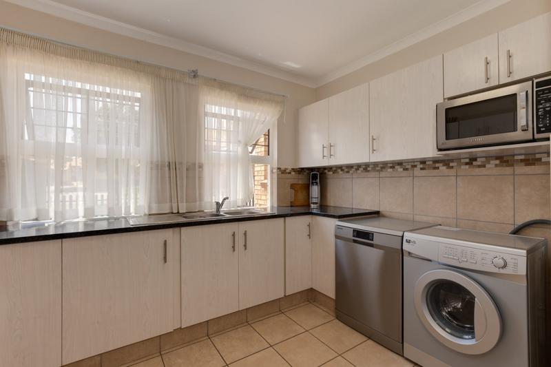 To Let 3 Bedroom Property for Rent in Die Hoewes Gauteng