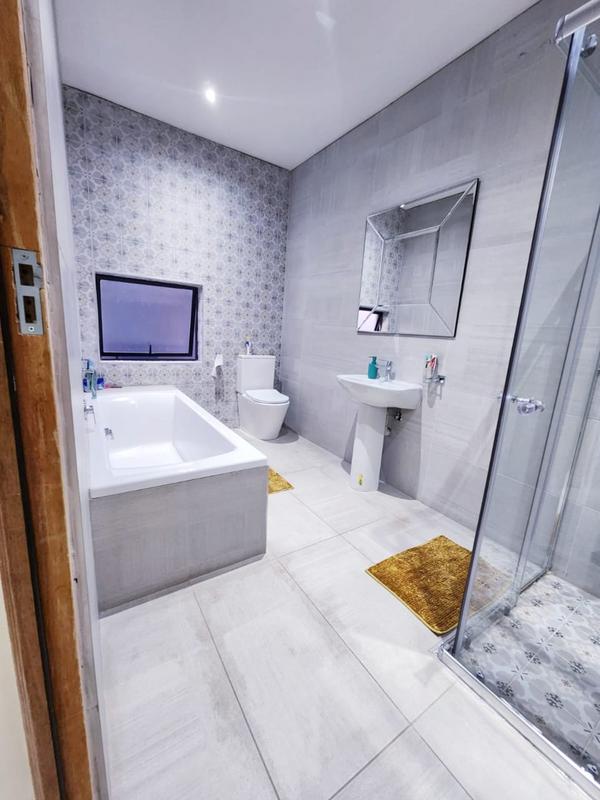 5 Bedroom Property for Sale in Glen Marais Gauteng