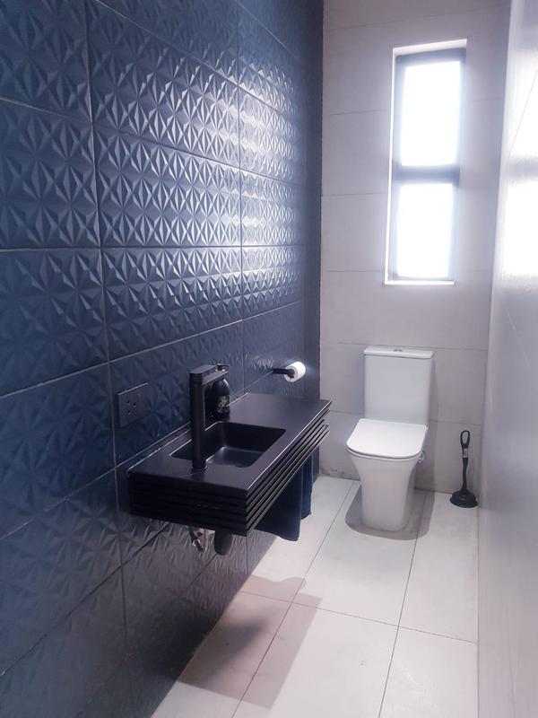 5 Bedroom Property for Sale in Glen Marais Gauteng