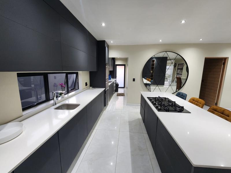 5 Bedroom Property for Sale in Glen Marais Gauteng